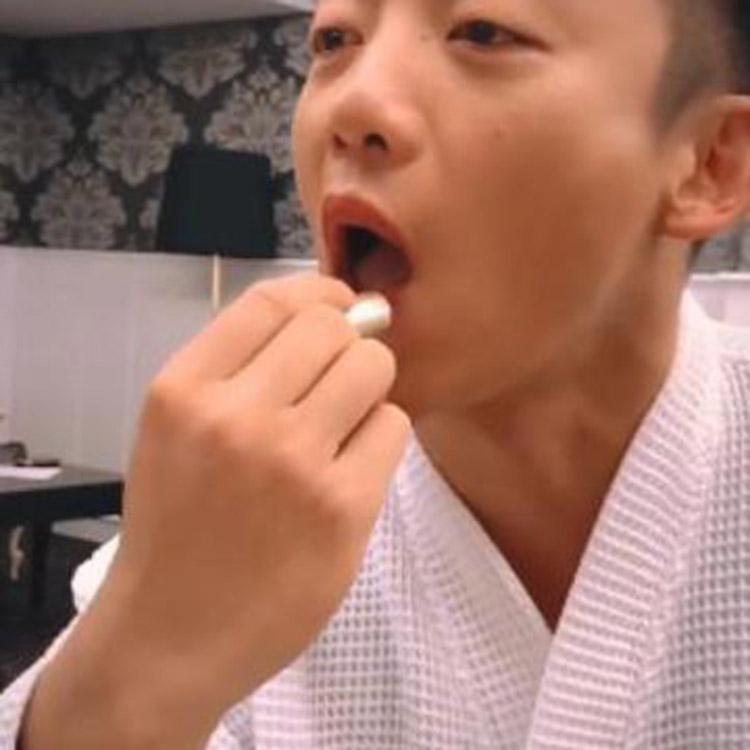 涂了口红后喝水的样子 蔡徐坤帅气 郑恺搞笑 鹿晗最机智