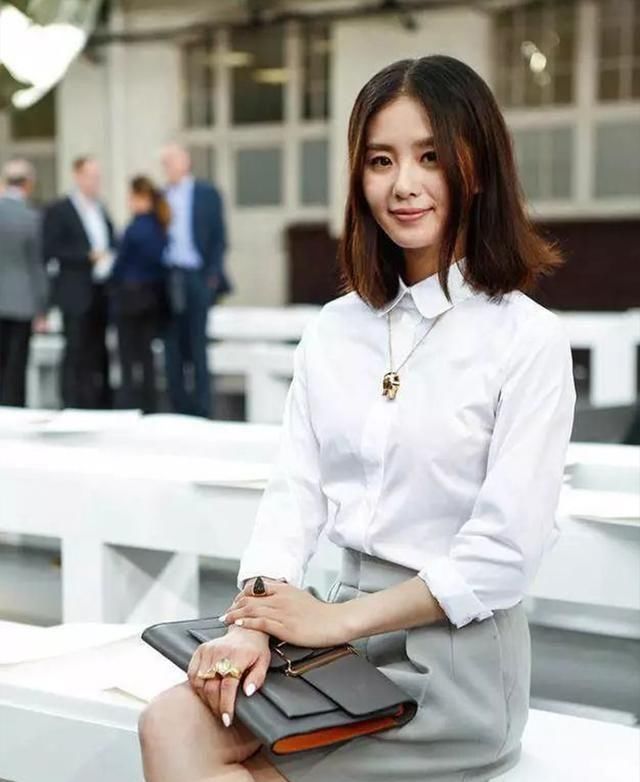  「女人」胸大的女人，穿白衬衣要记住这3“点”，不然廉价显很俗气