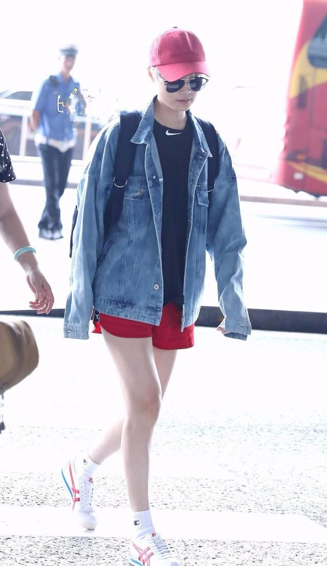 李宇春也开始玩“下衣失踪”秀大腿，网友：终于有点女人味了！