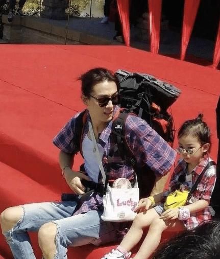  『综艺节目』有种“大麻烦”叫戚薇一家，限籍令颁布后，网友：她比刘亦菲还难