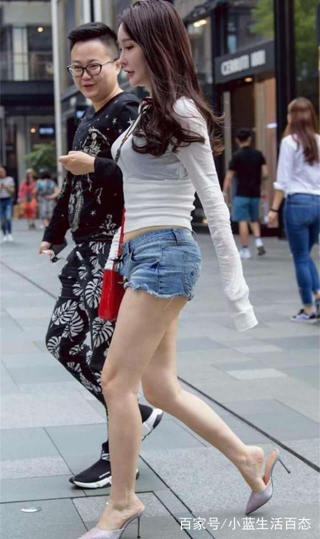 美女街拍：图2的小姐姐是“真空”上阵吗？图6的美女好惹人心疼！