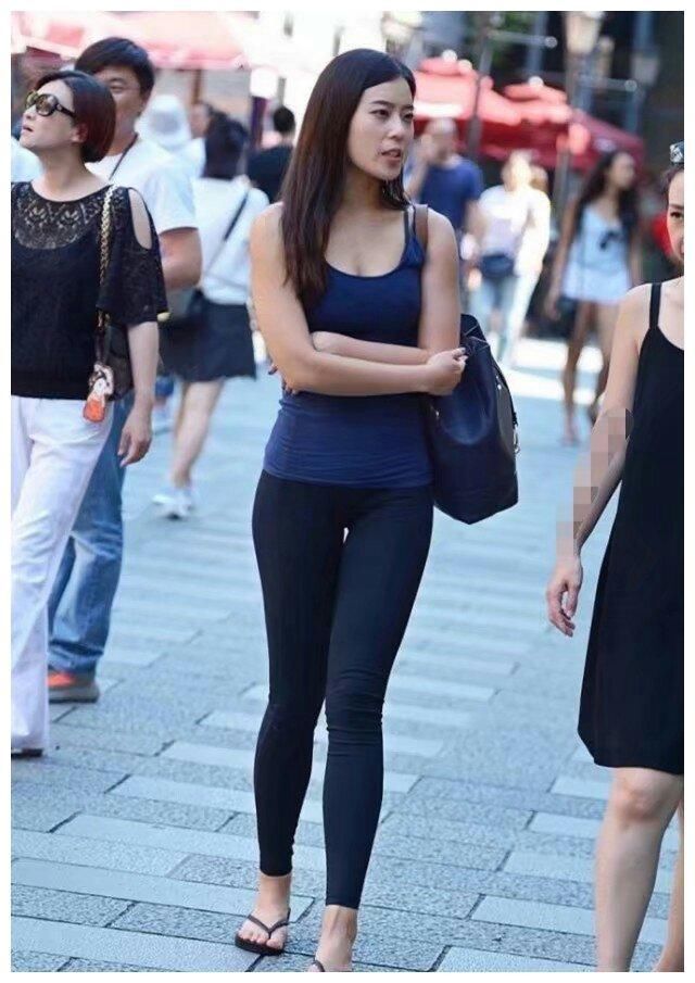 紧身打底裤：非常靓丽时尚，给人活力值满满的感觉