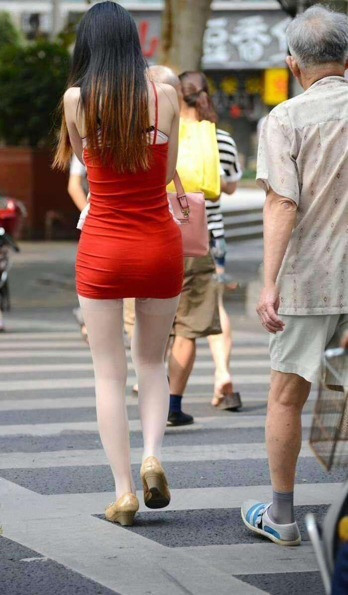 紧身包臀裙凸显修长筷子腿，辣妈这么穿很好看但是仔细看也挺尴尬