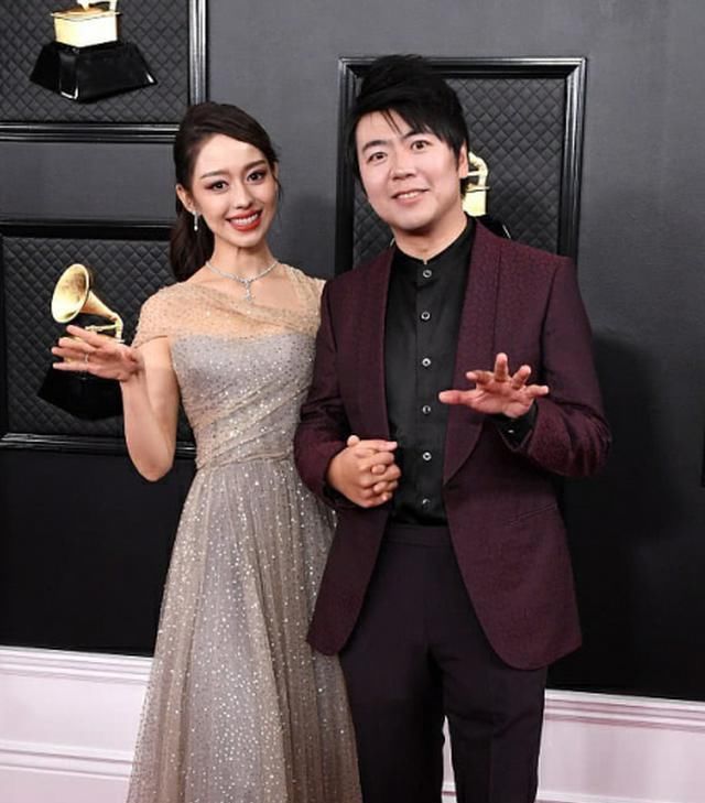 「众人」郎朗老婆吉娜有多惊艳 反手摸肚脐不算啥, 真实腰围吓坏众人