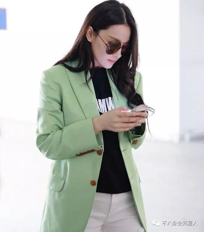 女星早秋机场秀，蒋欣依旧雄壮，张馨予幸福肥，吴昕身材比例太虐