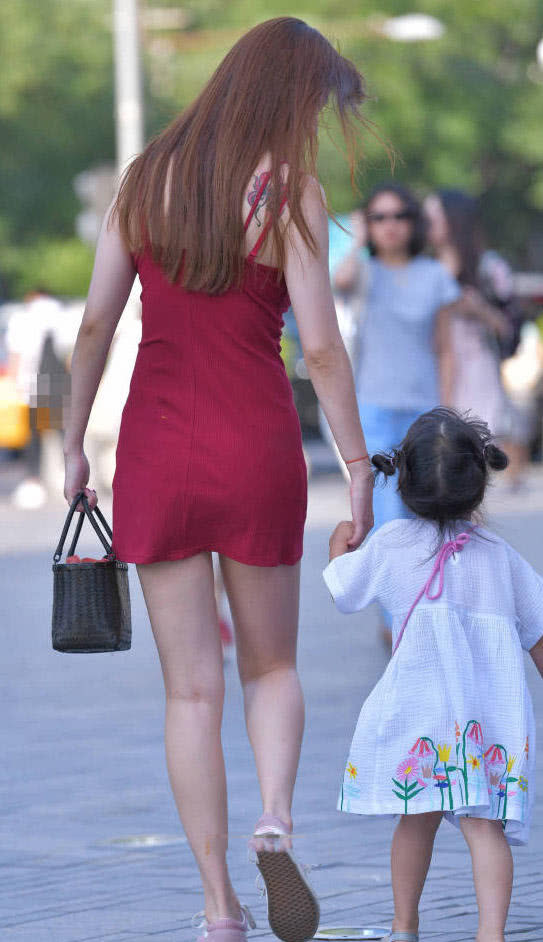 32岁纹身少妇身穿红色吊带超短裙与三岁女儿幸福出街，风韵犹存很