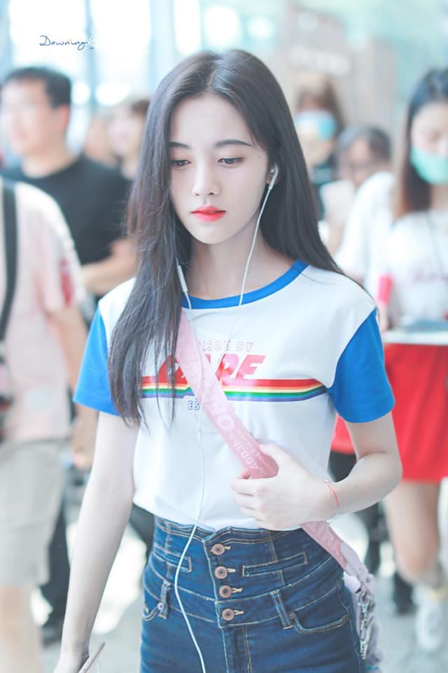 鞠婧祎身穿高腰牛仔短裤短到尽头,黑色打底裤都漏出来了