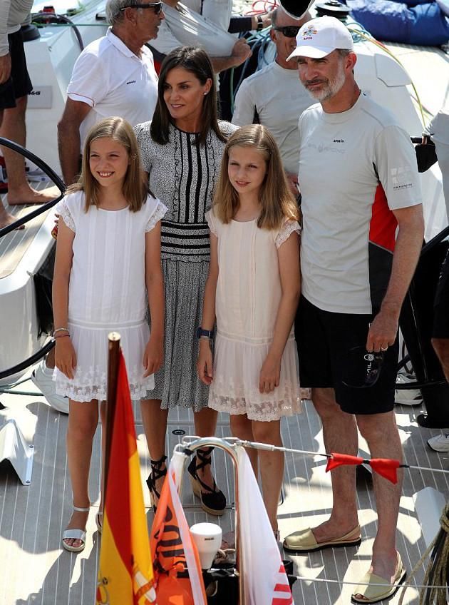 西班牙王后与两女儿低调现身街头，朴素便装难掩时尚魅力！