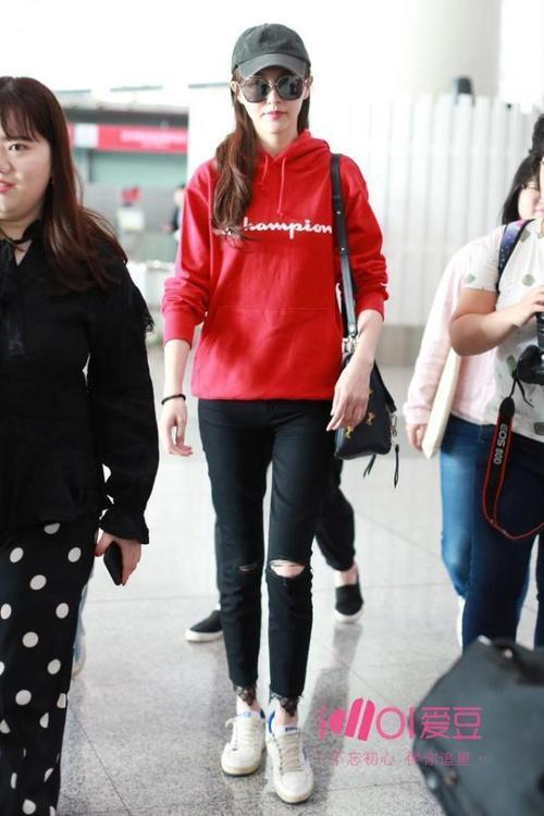 唐嫣今日北京飞巴黎 是机场上最醒目的一颗红糖！