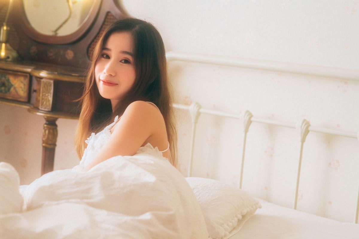 极品美女性感吊带裙诱人私房图片