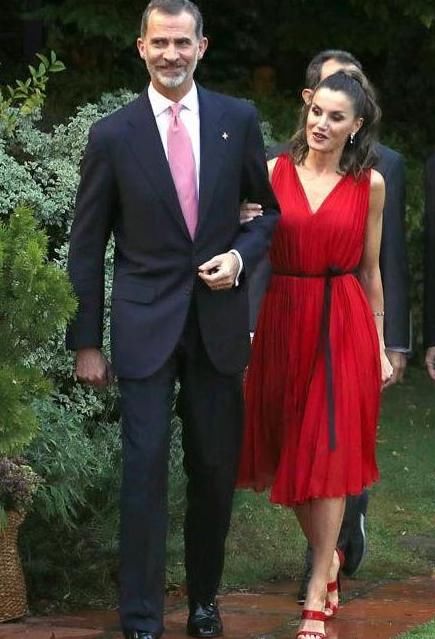 第一夫人穿红裙:西班牙王后微卷马尾少女样，65岁法国夫人热情!