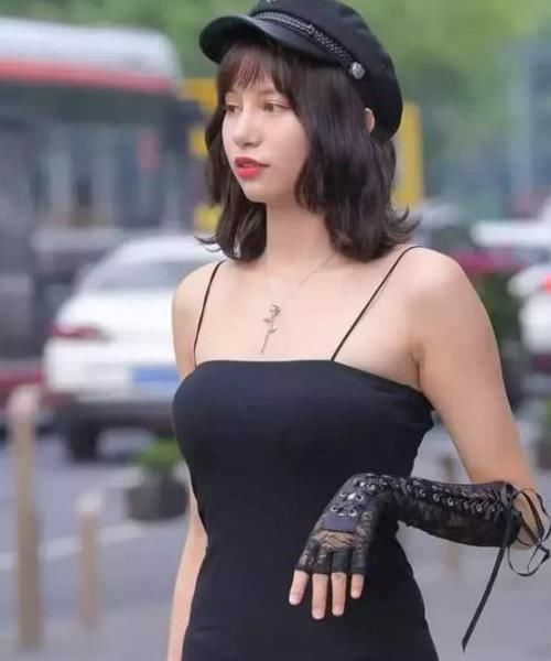  「气质」街拍：花颜月貌的美女，一件白色上衣配白色短裙，清新靓丽气质美