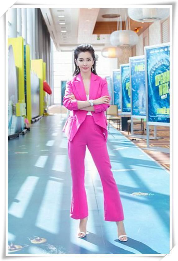 张天爱168，李冰冰166，两人同穿玫红西装，网友：气场差距尴尬了