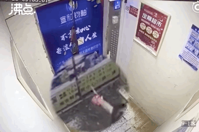  再犯|两岁女童被吊电梯门！家长别再犯这个错