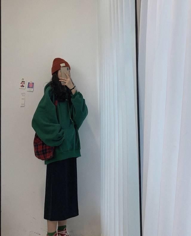  「圆领」乍暖还寒的时节，连帽卫衣怎样搭出高級美，轻轻松松美翻天