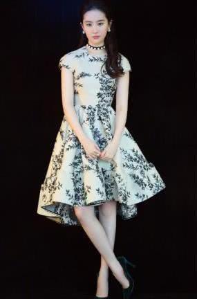 刘亦菲底裤外穿就算了，还在外面套白袜，网友：女神形象瞬间崩塌