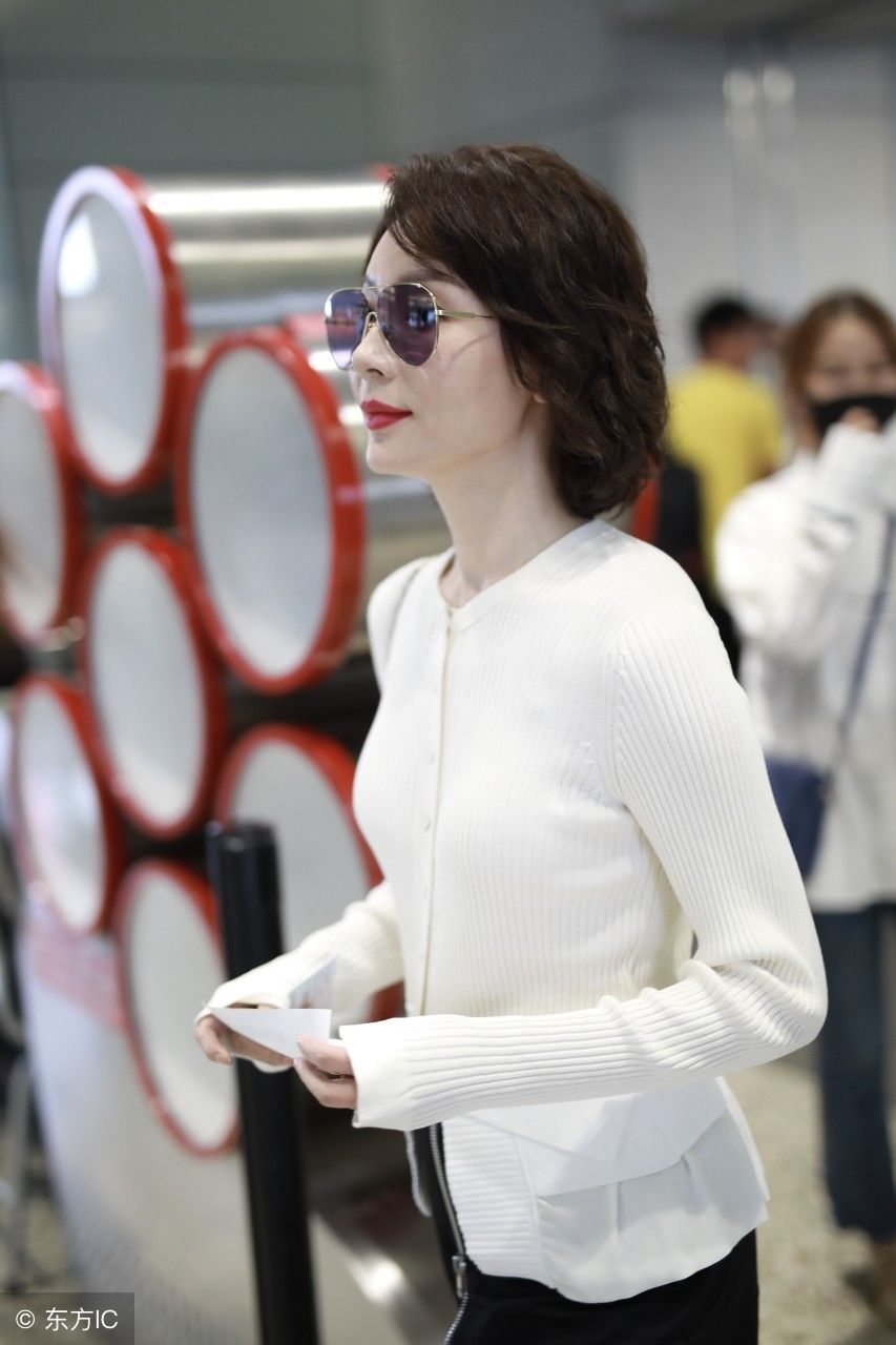 陈数气质无敌，可身材却一言难尽，网友:终于相信你41岁了