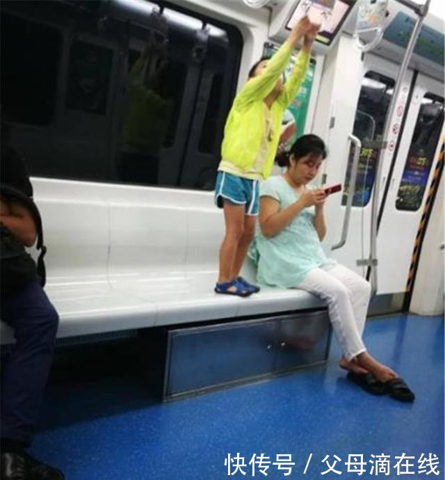 视若无睹■7岁小男孩乘地铁,1人“霸占”3个位置,家长却视若无睹
