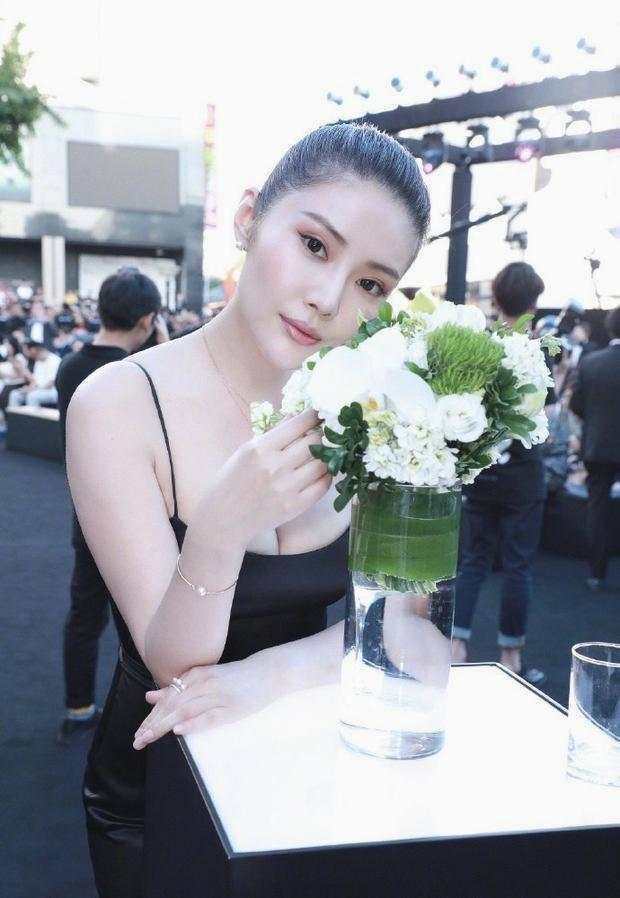 徐冬冬出席活动，就两条细线撑着裙子，网友：肩带快支撑不住了！