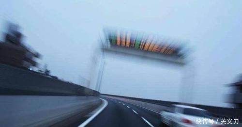  高速■跑高速怎样才能不超速？老司机：新手才犯这种错误，安全第一！
