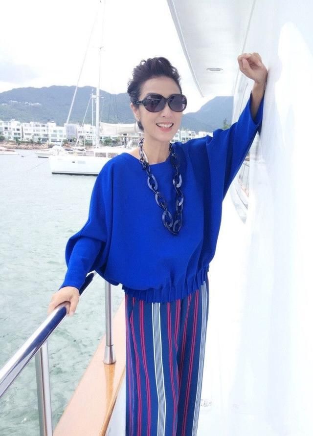 62岁米雪真嫩!一身打扮嫩成美少女,网友:赵雅芝这次遇到对手了