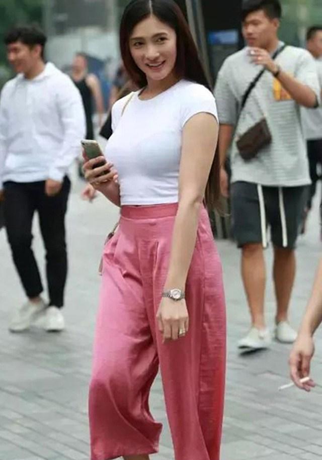 街拍美女: 穿紧身衣的丰满辣妈, 那高挺的上围总是记不得长相