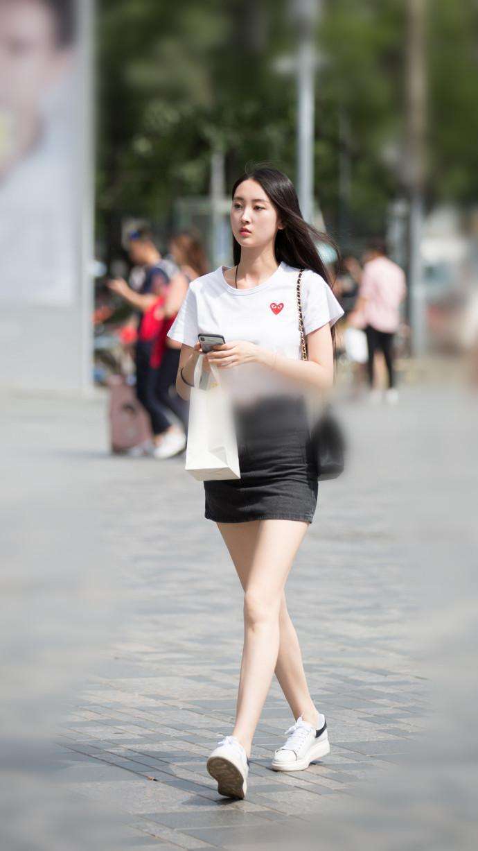北京街拍, 身材好的女生这么搭, 轻松显出性感身姿, 让人一见难忘