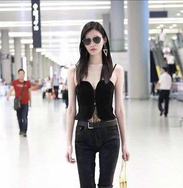 奚梦瑶厉害！这么紧的裤子也硬塞，大腿根的褶皱让人尴尬症都犯了