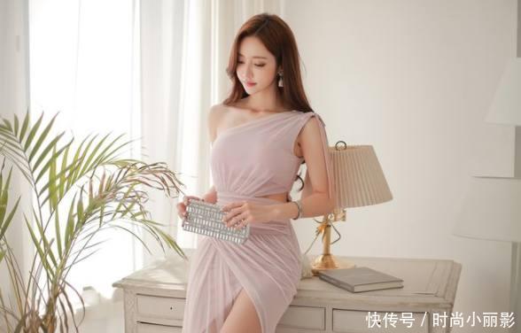 紧身包臀裙: 清雅悠然的美女,身材曼妙,非常显气质!