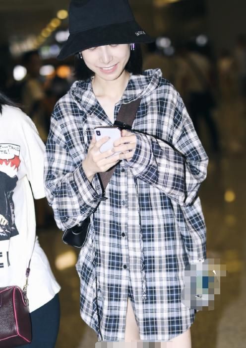 当宋祖儿和姜梓新同穿格子外套，终于知道了谁才是真正的气质女神