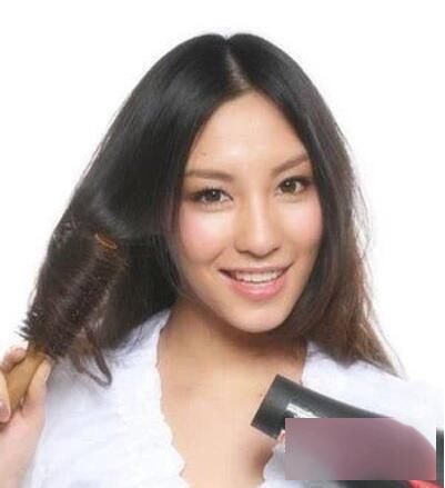 用排骨梳吹波浪卷发教程图解,找准角度很重要!