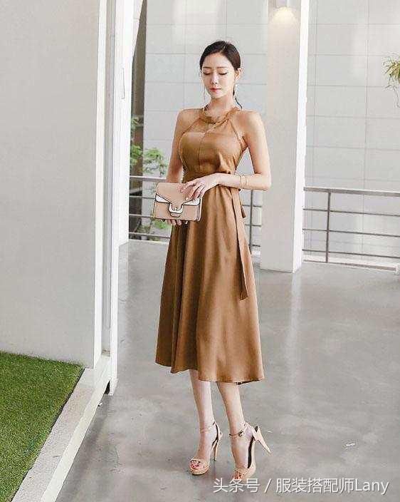 街拍：连衣裙时尚活力又清凉，简单穿搭美不胜收