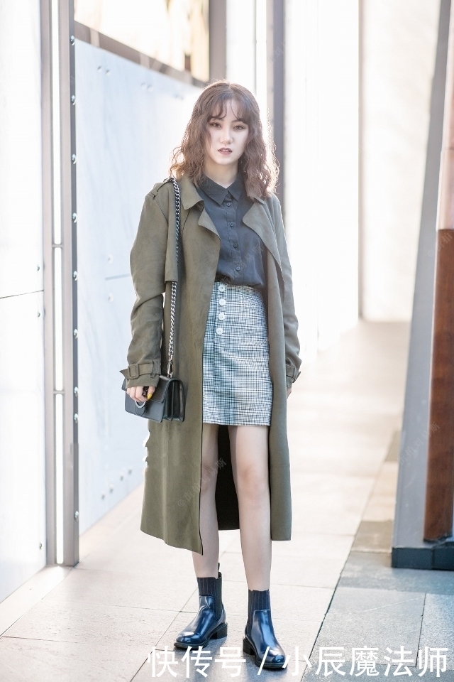  抹胸|路人街拍，美女穿了一件黑色抹胸吊带，休闲又帅气