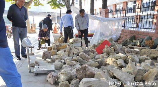  「石头」几块钱一斤的玉石你敢买吗？还不如去捡石头呢！