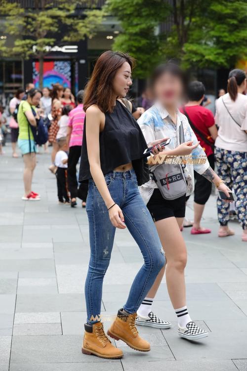 路人街拍，小姐姐的吊带上衣有点宽松，挡不住的好身材