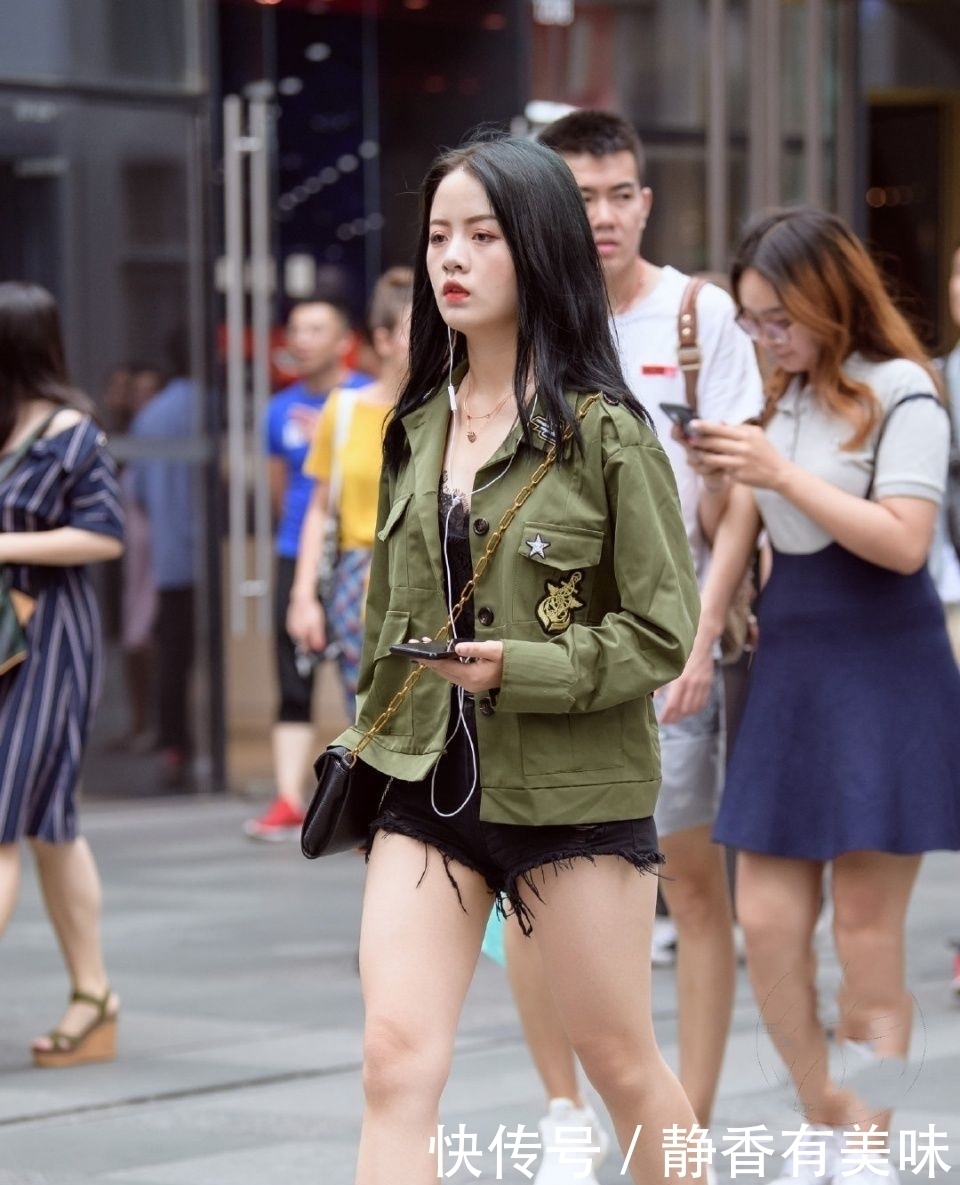  「漂亮」街拍：每个漂亮的女生都应该有一双一字带高跟凉鞋