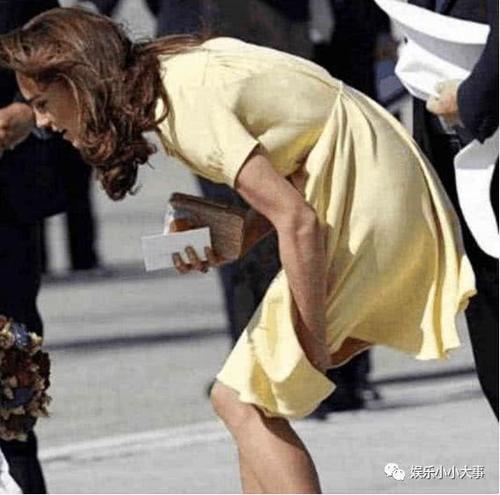 婆媳两人戴安娜和凯特王妃同遇大风刮起长裙，一个淡定自若，一位