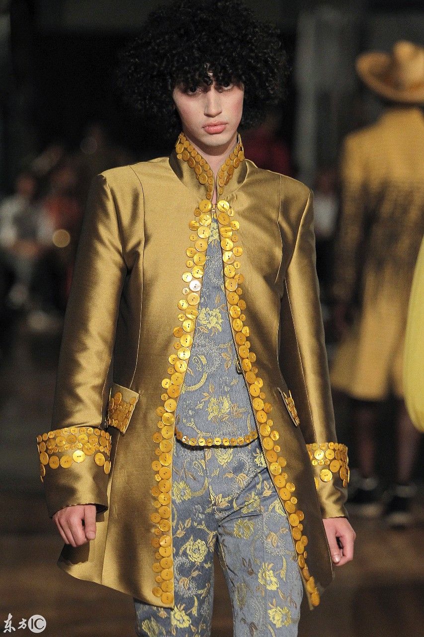 2019春夏新款速递--马德里时装周--金属色感