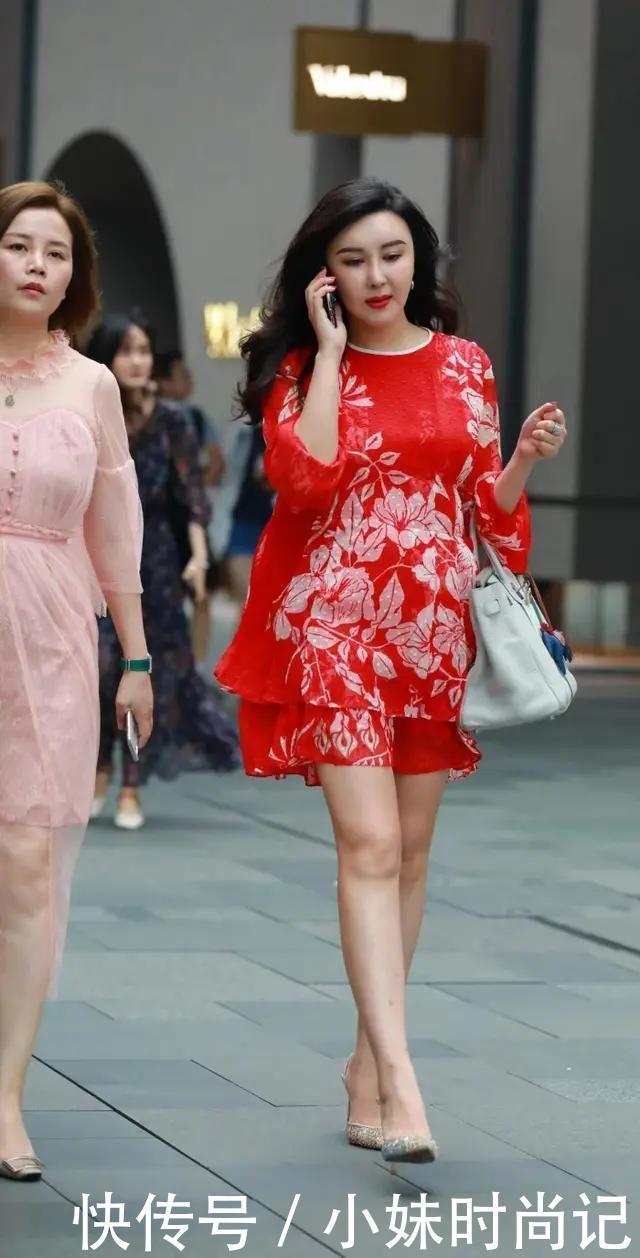  「红色」街拍:微胖辣妈搭配大红色短裙走在街上，你能猜出真实年龄吗