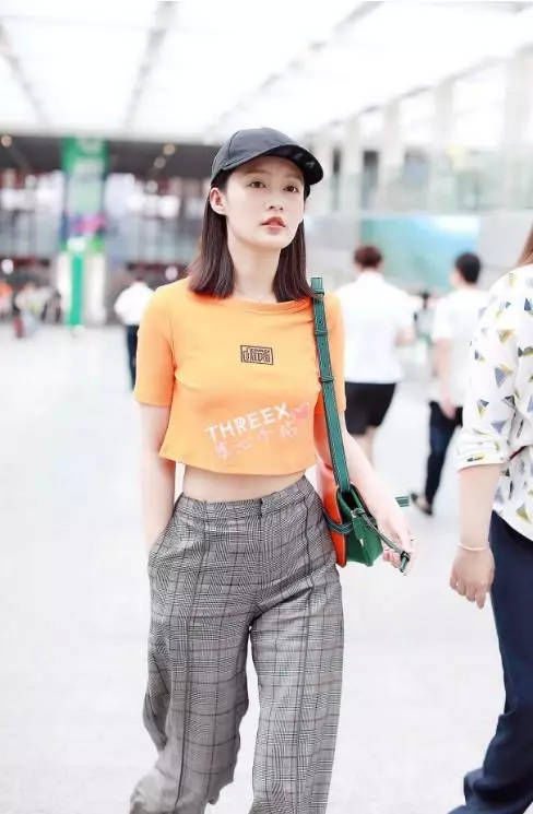 李沁本想穿露脐装炫腹，不了肚子上却多了这样的东西，网友:你可