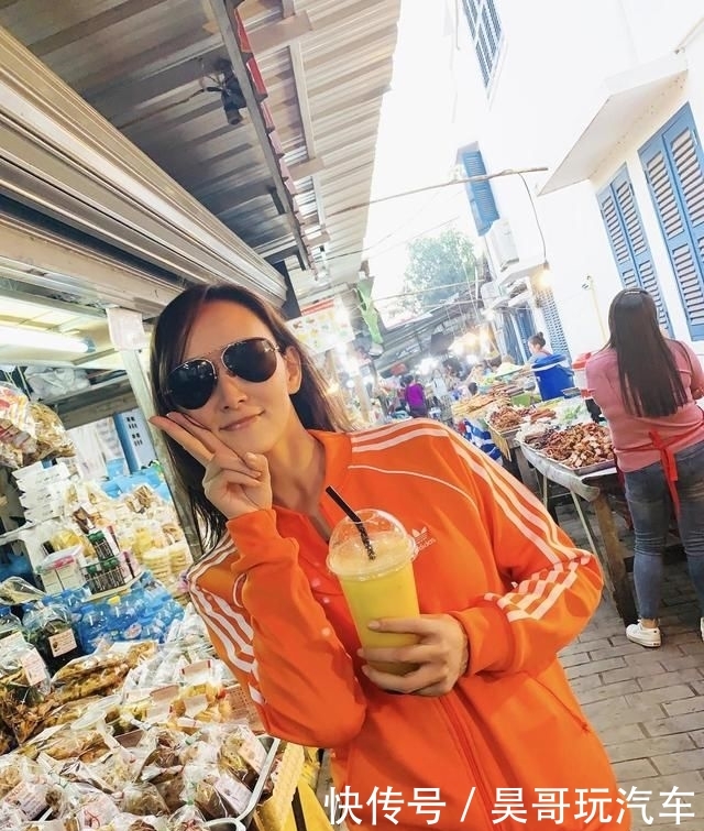  [带有弧度]胡静阔太气质出众，穿红色露肩连衣裙配半扎发型，看上去“很贵”