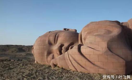 一望无际的沙漠竟出现“巨婴”!独自躺在沙漠两年,游客:心疼