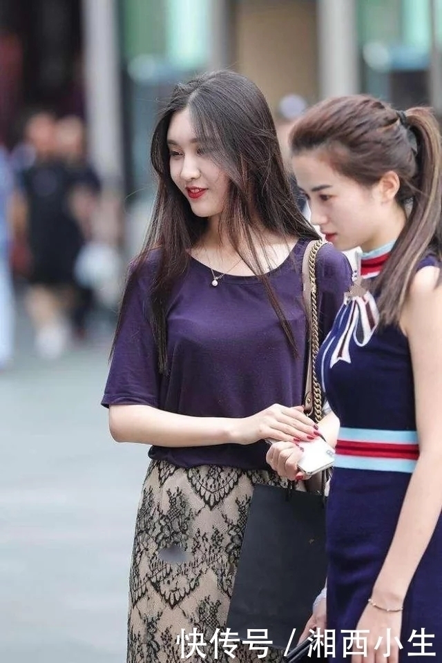 街拍：清新秀气的长发美女，紫色T恤搭配印花半身裙，优雅迷人！