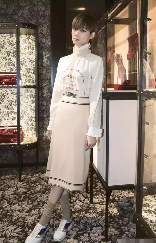 李宇春过分了哈！这种裤子都敢穿，网友：确定是腿精本人了