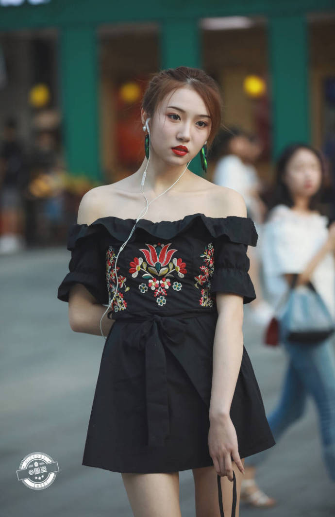 路人街拍,黑色一字肩连衣短裙小姐姐,清秀的五官十分有气质