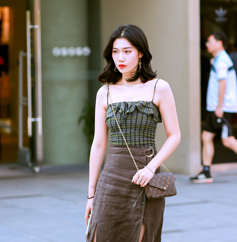 街拍：丰满的女人更能烘托出女人的成熟魅力，让性感女人更加妩媚