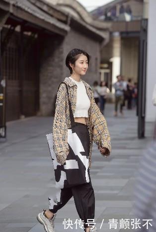  『性感』路人街拍：小姐姐搭配白色T恤，露出性感的小肚脐，很是抢眼