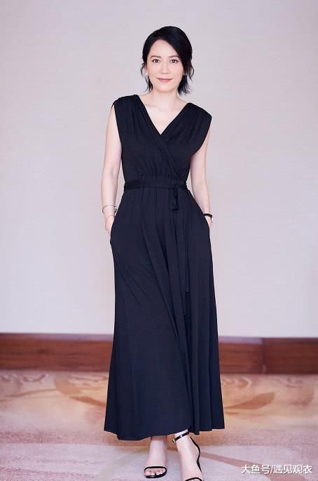 俞飞鸿气质十足 这种牛仔裤别人穿着像大妈 她穿起来完全不一样