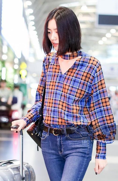 当刘雯和鞠婧祎同穿紧身裤腰，网友:小鞠这腰真细!