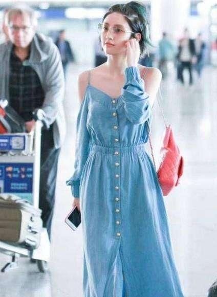 唐艺昕穿深V长裙上台领奖，太暴露张若昀笑的好尴尬！